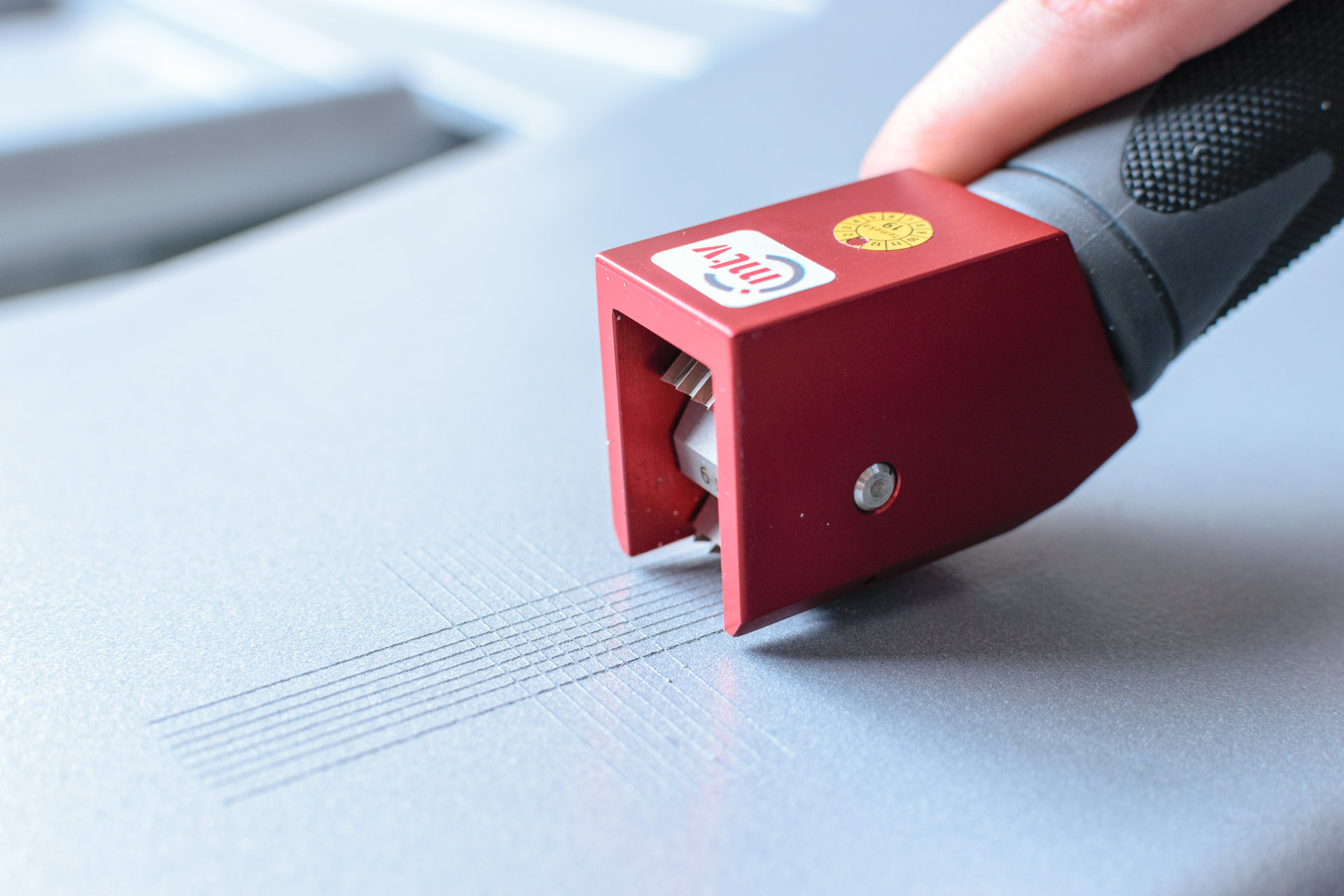 Wie werden lackierte Oberflächen geprüft? Fried Kunststofftechnik GmbH